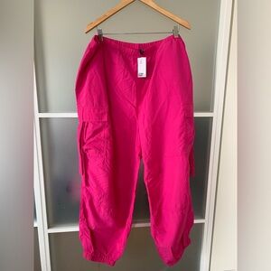 H&M divided brand hot pink cargo pants. New with tags size XXL.